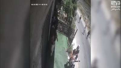 Israeli settlers aided by soldiers attack residents and set fire to homes in Um Safa, Ramallah