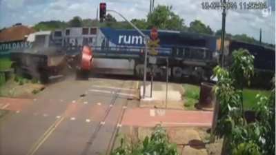 Truck ignores red light, train hits truck and derails, crashing into a house (Rolândia, Brazil)