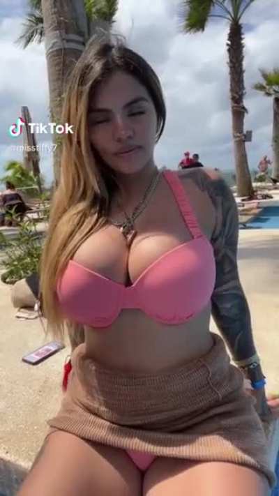 Gigantic tetas