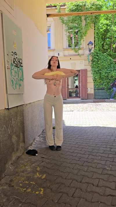 Changing outfit in public and getting caught naked by pedestrians