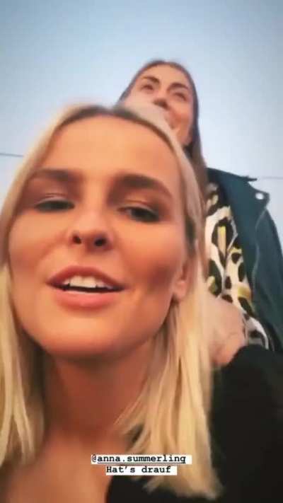Jana stöhnt