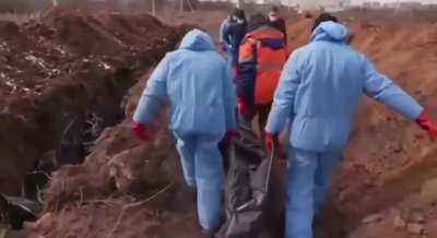 Burying civilian casualties in Mariupol