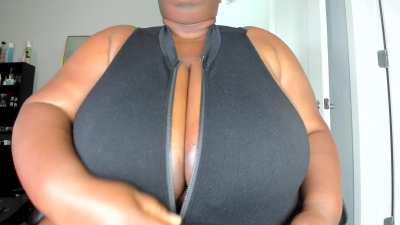 Whatcha think of my chubby TITS🖤