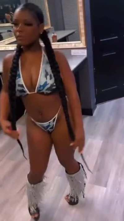 4’11 Phat Ass 🍑🤤😻😍❤<wbr>️
