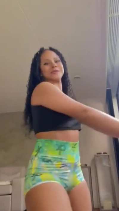 Emily B (@xem<wbr>ily.s<wbr>miles<wbr>x)