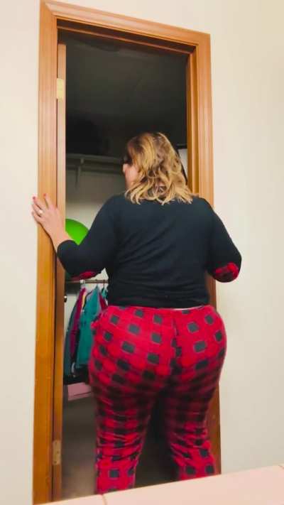 I just let out the loudest farts while having your face shoved into my Milf Ass and you didn’t even flinch. Good boy. Beg me to do it again. 💨 😈