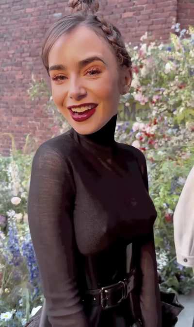 We might not have to wait much further for Lily Collins to show herself off properly ðµâð«