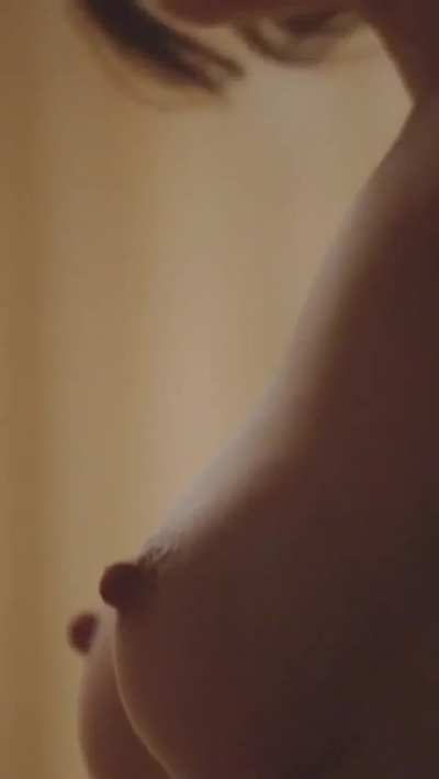 Lizzy Caplan 