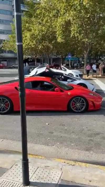 Y el tuyo hace esto? *se va enojado*