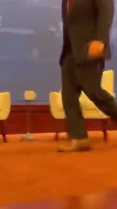 To be a real grown man/politician in high heels👠