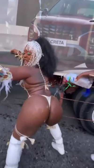 WET 🍑💦 (@fitgyal_tia) 