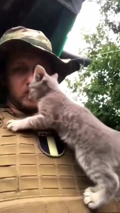Ukrainian defender welcomes new member of the UA mewrmy division