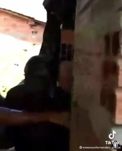 VAI TER QUE BANHAR