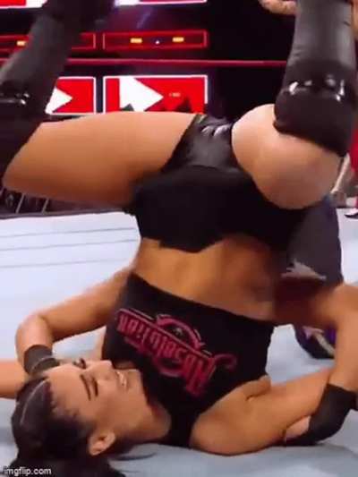 Sonya Deville Camel Toe😉😉