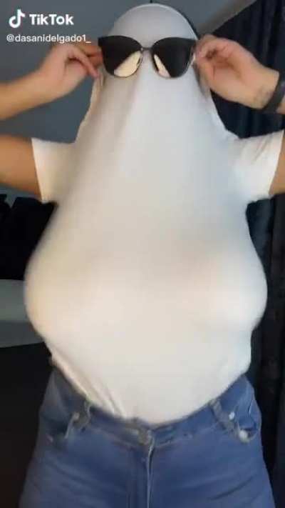 Teenagers are putting shirts over their heads and shaking violently for Halloween | @dasa<wbr>nidel<wbr>gado1<wbr>_