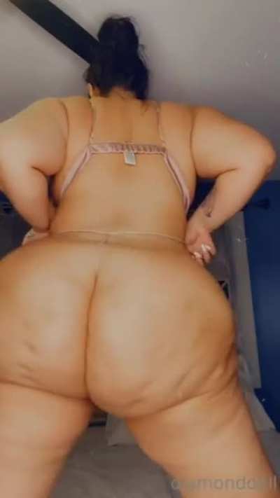 New DD vid!🔥 Wanna use my g string as floss? Message me for the full vid.