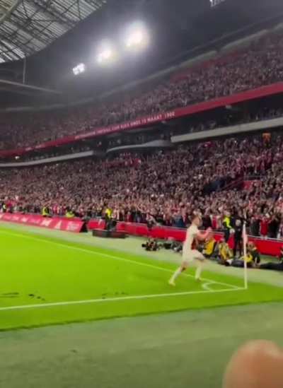 WCGW knee sliding.