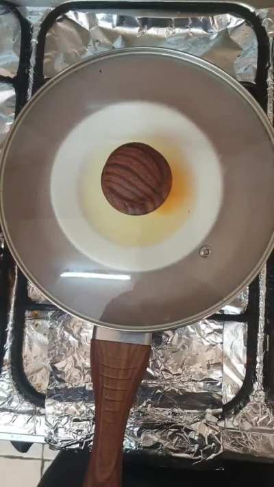 Oil-free “fried” eggs using steam + a preheated lid (stovetop method)