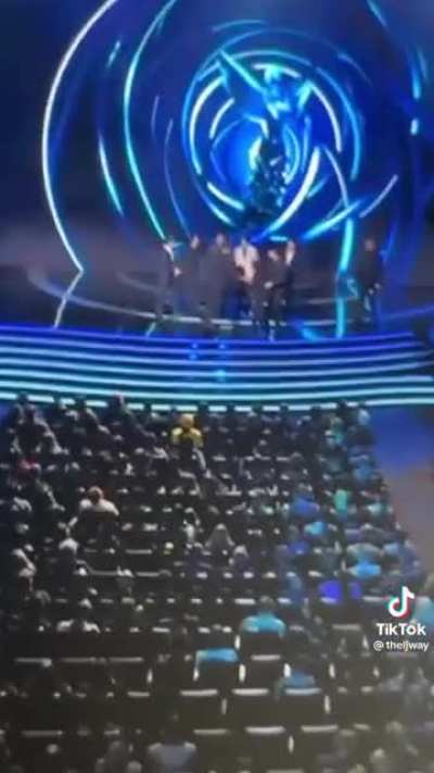 Game Awards yesterday this kid snuck up on stage and made a speech 🤣🤣🤣🤣