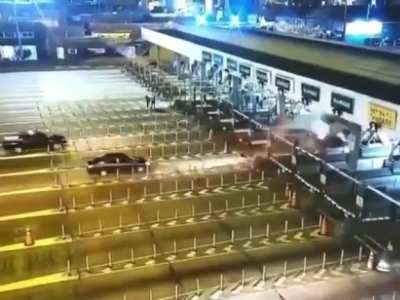 Impactante accidente en la Autopista Illia, mano al Centro, sector cabinas de peaje. #La Plata