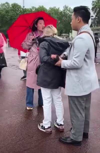 HK tourists bust a pickpocket in Buckingham