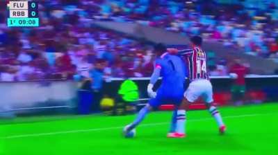 Entrada do Cano no Cleiton, goleiro do Bragantino 