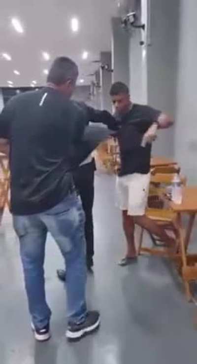 Falso promotor sendo preso