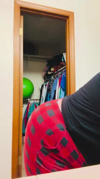 Your Bossy MILF’s Farting Cheeks Just Let One RIP… Now Get Over Here & Inhale Every Last One, My Favorite Boy-Toy 🔥