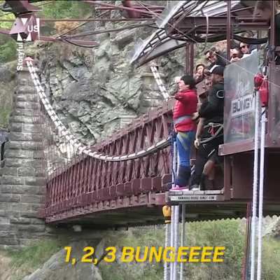 Chinese tourist refuses to Bungee Jump in New Zealand Kawarau Bridge