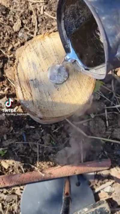 Trying to make a fire with hot aluminium