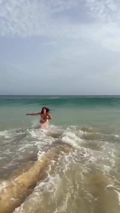 Waves are her enemÿ