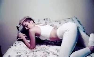 Miley Cyrus showing off her ass