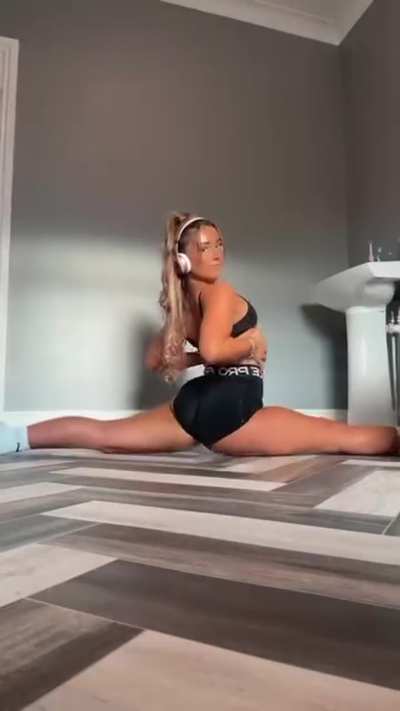 I just want to show off how flexible I am (OC)