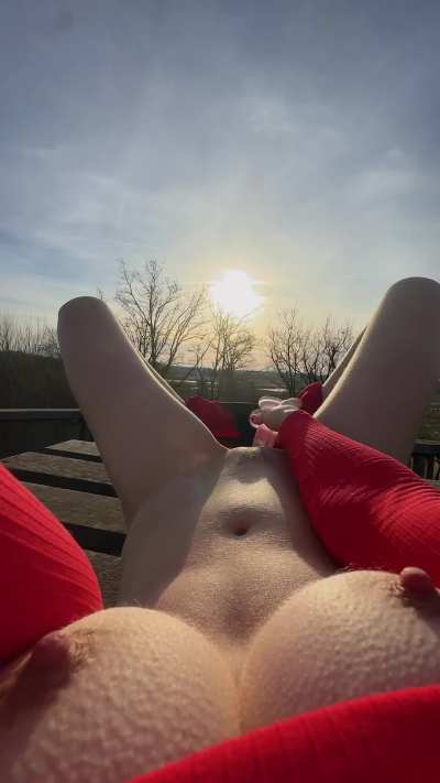 She masturbate outside the cold weather makes her nipple hard