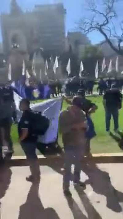 Ahh pero los que marchan son estudiantes en defensa de la universidad pública y no es política.. la marcha: