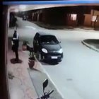 Un motochorro le quiso robar a un joven hasta que se dio cuenta de que era su amigo y lo abrazó afectuosamente.