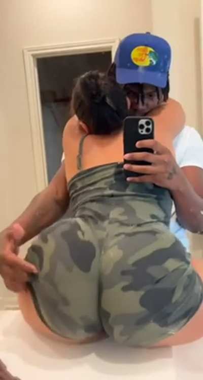 Me and sis was taking pics then she started flaunting tht booty 😍