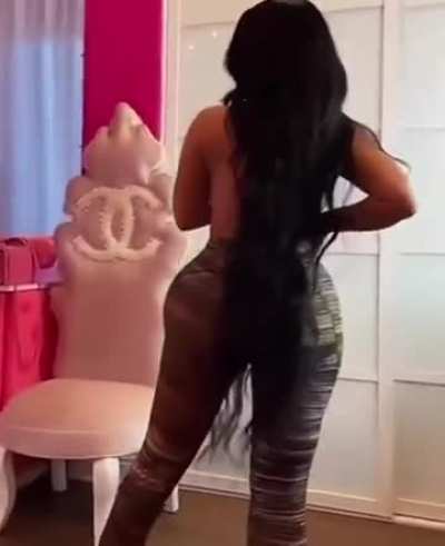 Nicki dancing to KOL