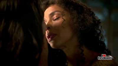 Rosamund Pike & Sophie Okonedo (The Wheel of Time - s01e06)