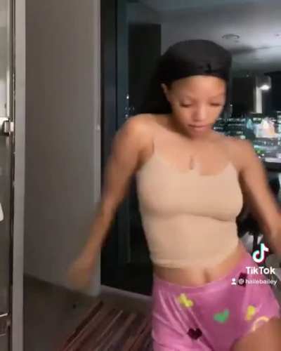 HalleBailey_