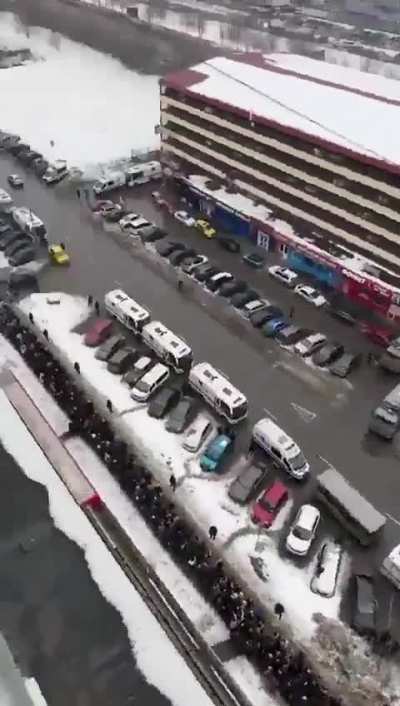 欧洲地板：纳瓦尔尼葬礼在莫斯科举行，有几千民众到场告别，十里长街送纳瓦尔尼👍