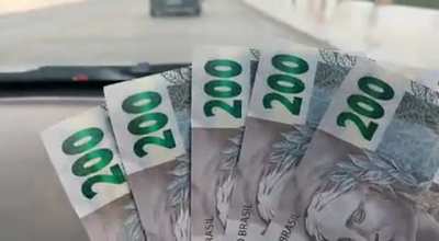 Brazil has issued a new bank bill worth 200 reais (a little under 40 dollars), featuring the mane wolf; someone was showing off and... Apparently, he won't have any money left...