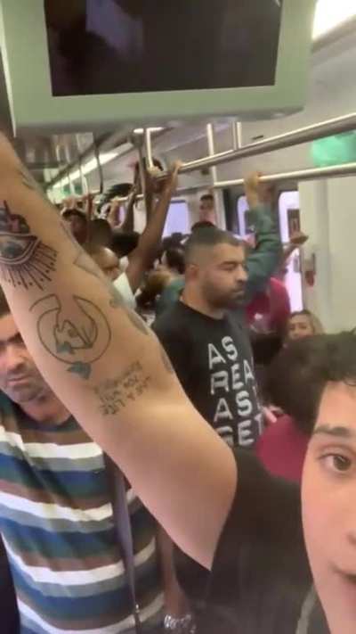 Jovem canta ponto de umbanda enquanto pastor pregava no metrô.