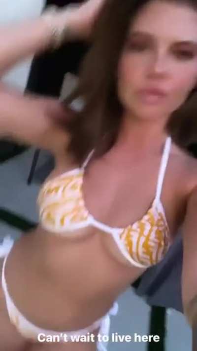 Underboobieeeee