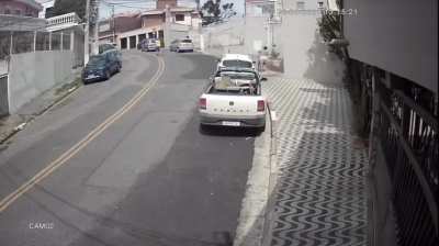 Thieves try to rob family in Brazil, but the guy is an off-duty cop.