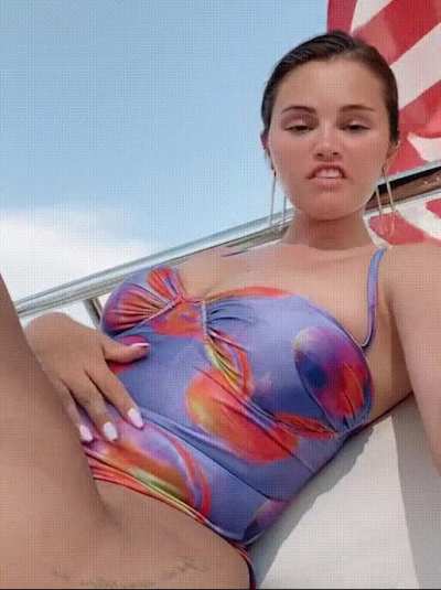 Selena Gomez & her thicc body. How long could you last with her?