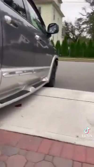Racist Karen harasses a Hispanic contractor and demands that he sPeAk aMeRicAn