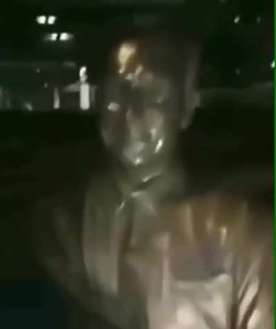 ah nah he a statue