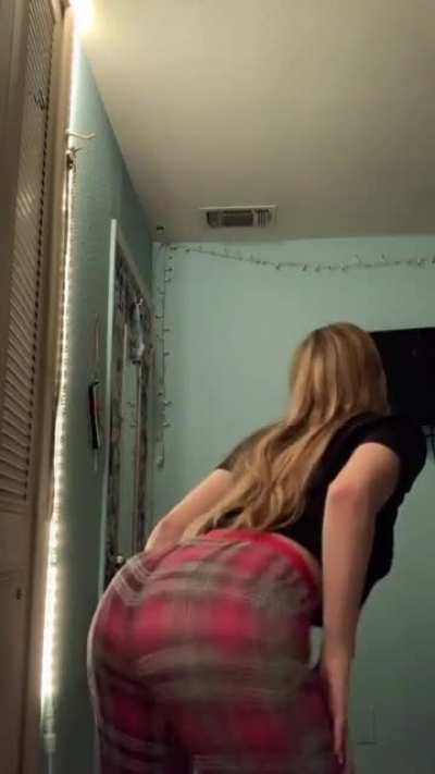 shaking her ass (@paigealexandreaa)