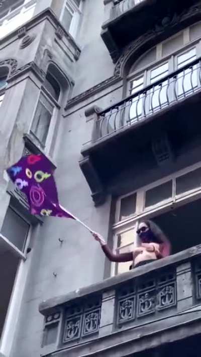 Bir tarafım diyor ki ; Senin memeni açmanın kadınlara ne faydası var ? Memeni açtığın zaman kadın katlini durduracak mısın ? Feminizim böyle bir şey mi meme açarak mı kadın haklarını savunacaksınız .Diğer tarafımda diyor ki ; MEMEĞĞ !!